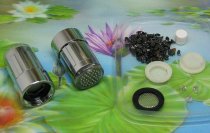 Nieuwe uitvoering met meer en kleinere Edel shungiet brokjes. Wervelen van het water is een beproefde en effectieve manier om water te verlevendigen. In dit ABS gechromeerd kraan opzetstuk gaan we nog een stuk verder door twee wervel * Dubbele kraanwervelaar met magneet